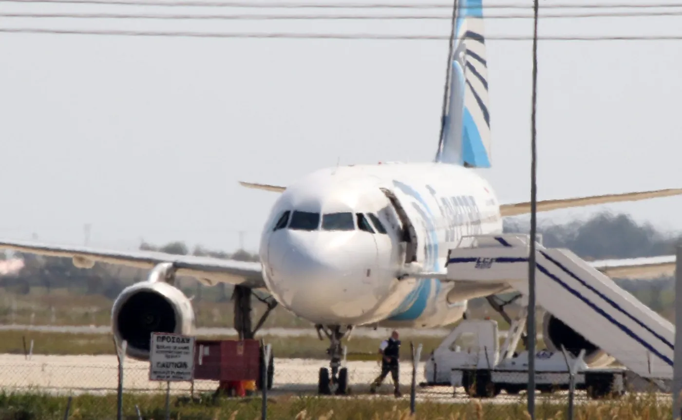 Pasażerowie uprowadzonego samolotu robili sobie selfie z porywaczem