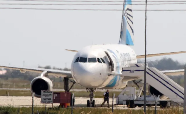 Pasażerowie uprowadzonego samolotu robili sobie selfie z porywaczem