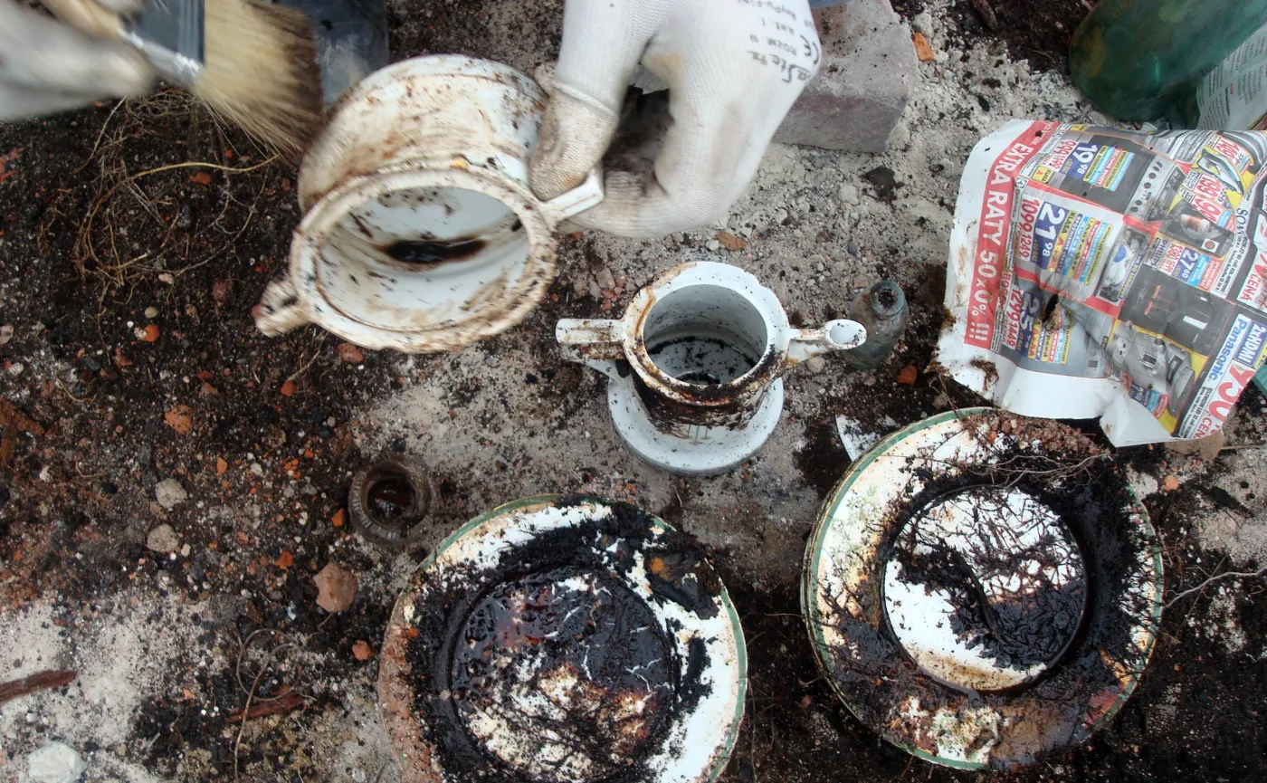 Tajemnicza piwniczka odkopana obok Sejmu. Odkryto w niej przedwojenne skarby [ZOBACZ ZDJĘCIA]