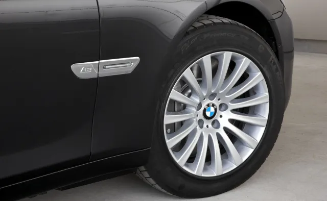 BMW przegrało w przetargu na limuzyny dla BOR... 4 dni po wypadku prezydenckiego BMW. Poskarżyło się i wygrało