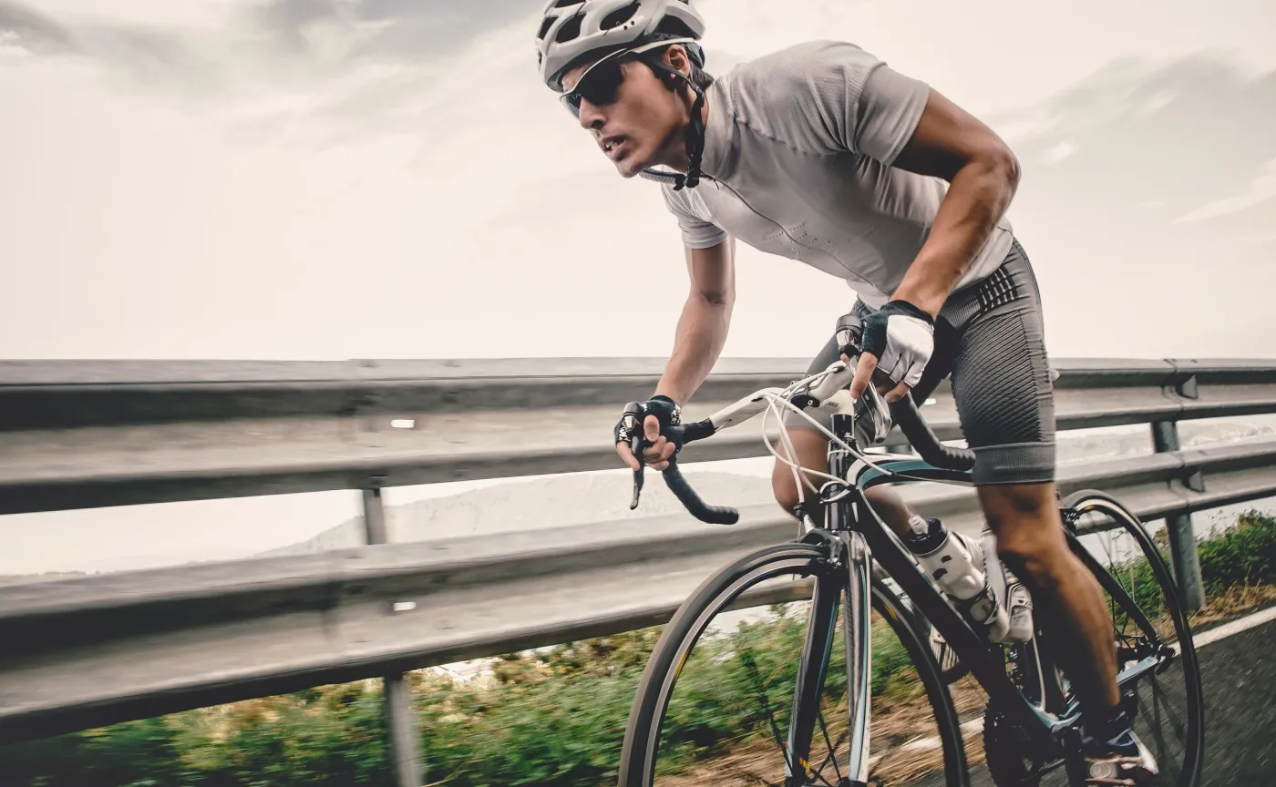 Mężczyzna na kolarzówce