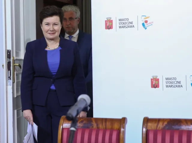 Ona też?! Prezydent Warszawy w nieudanej stylizacji à la Ewa Kopacz. FOTO