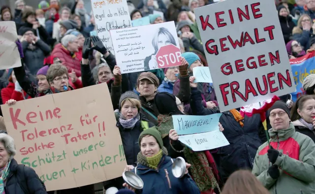"Chrońmy nasze kobiety i dzieci". Manifestacja przeciwko przemocy seksualnej w Kolonii
