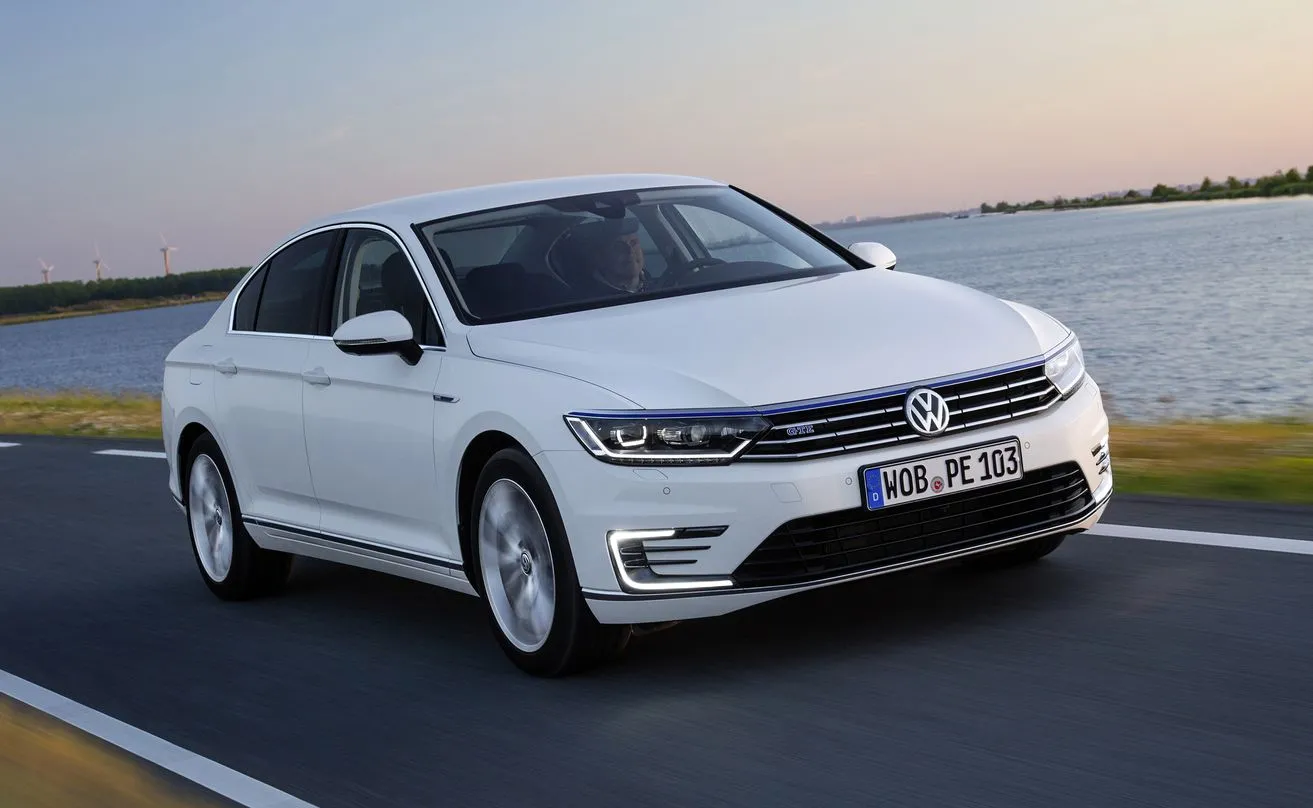 9057818-volkswagen-passat-gte.jpg