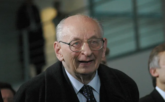 Radni PiS nie chcą pomnika Bartoszewskiego w Sopocie. "Obrzucał nas inwektywami"