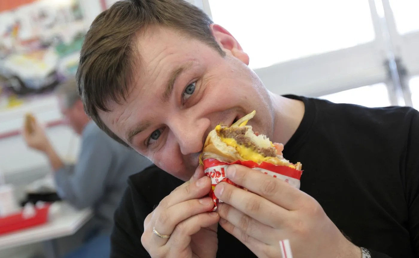 Mężczyzna je hamburgera