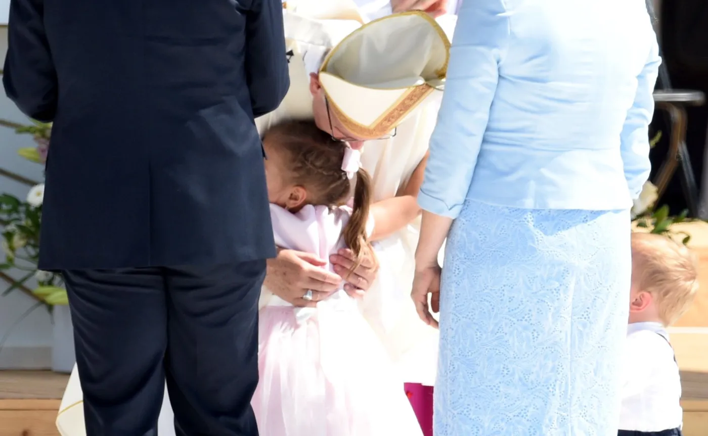 Papież przytula dziecko