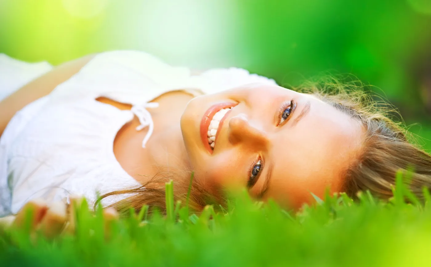 Kobieta leży na trawie