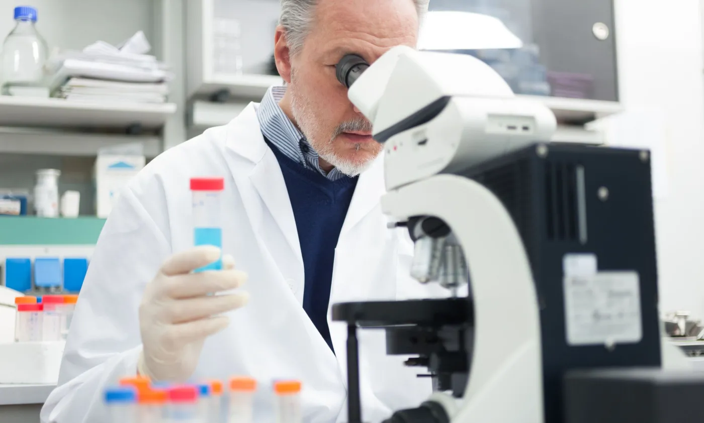 Lekarz przy mikroskopie