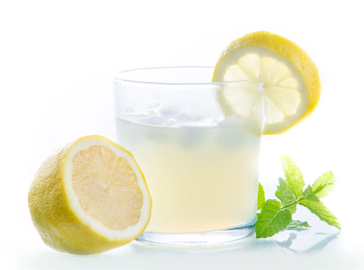 Woda z cytryną i miętą