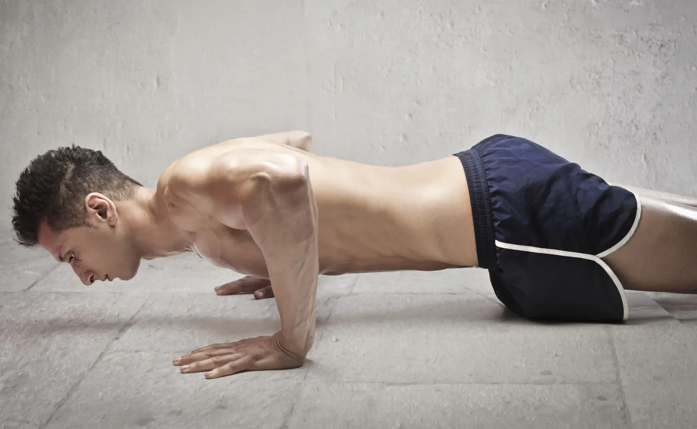 Mężczyzna robi pompki