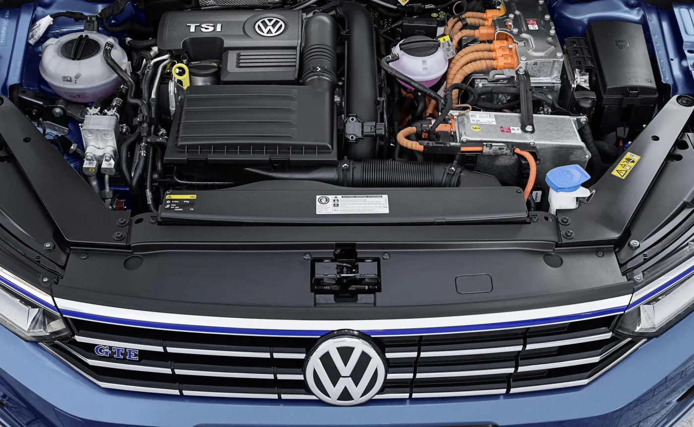 9057977-volkswagen-passat-gte.jpg