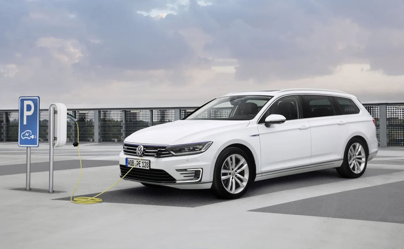 9058041-volkswagen-passat-gte.jpg