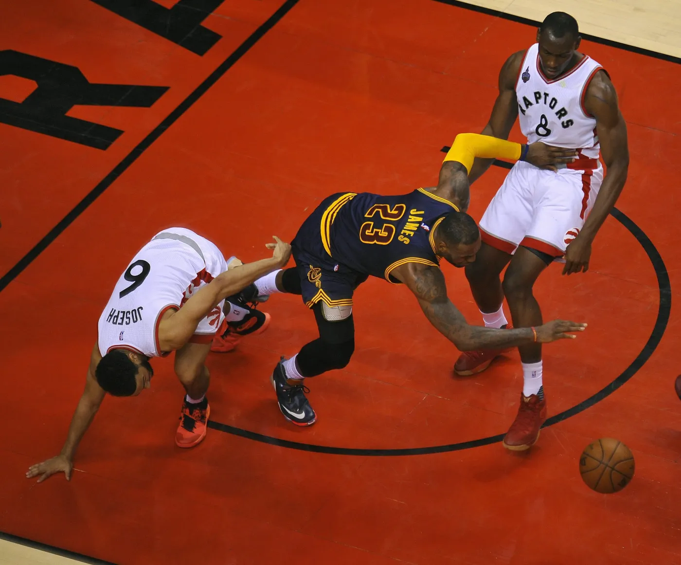 LeBron James (w środku)