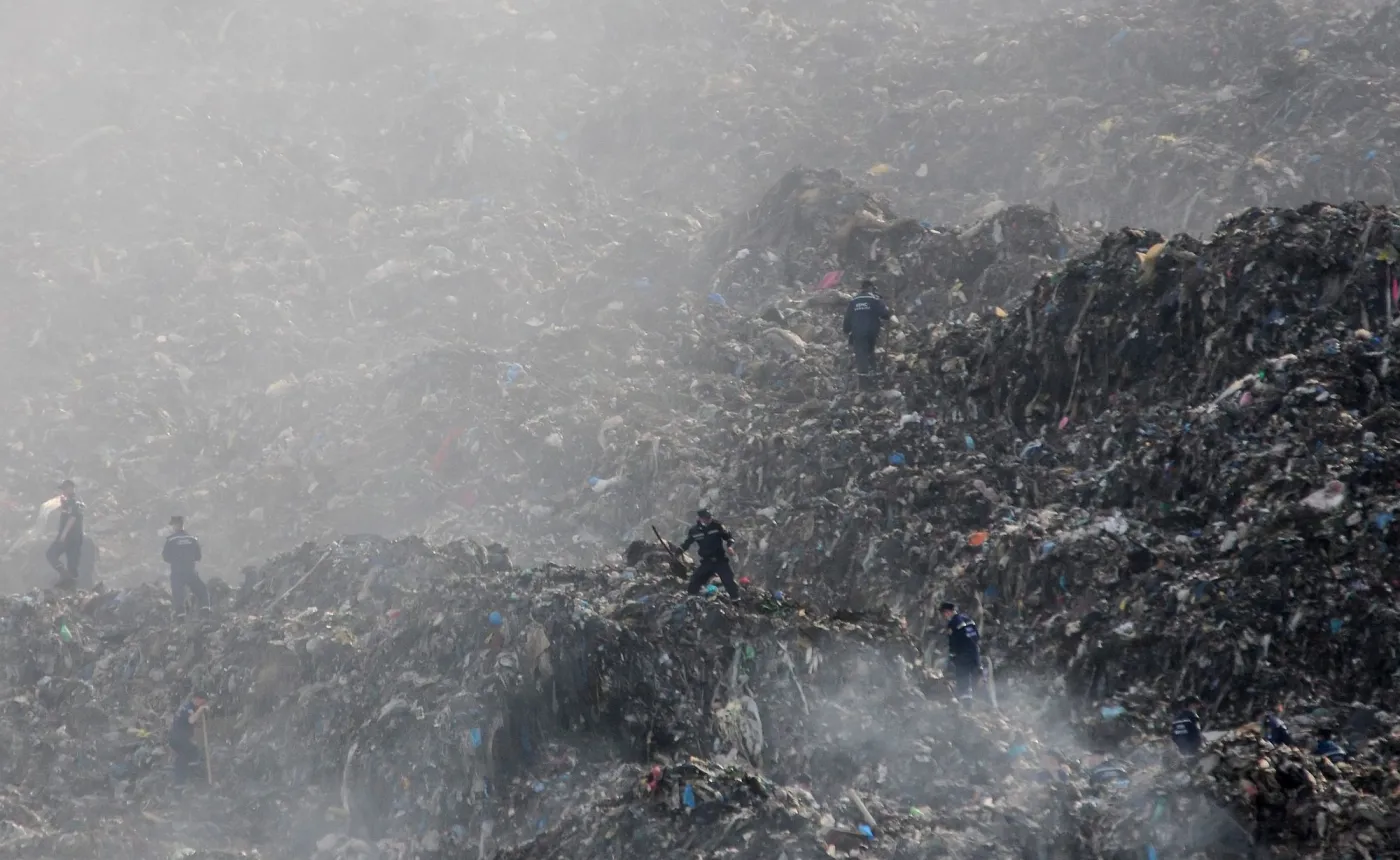 Ukraina: Trzech strażaków zginęło w lawinie śmieci