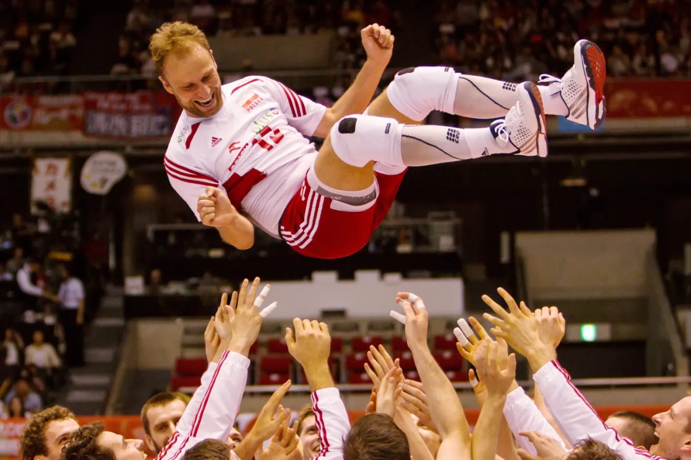 Piotr Gacek w powietrzu. Tak reprezentacja Polski cieszyła się z wygranej z Australią w ostatnim meczu interkontynentalnego turnieju kwalifikacyjnego do Igrzysk Olimpijskich w Rio