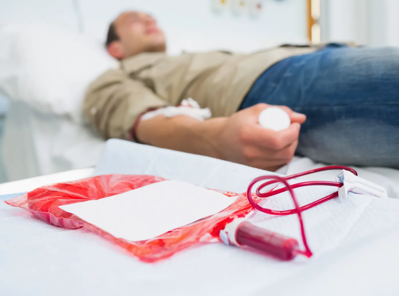 Mężczyzna oddaje krew