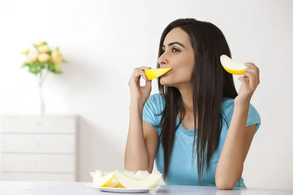 9282826-kobieta-jedzaca-melona.jpg