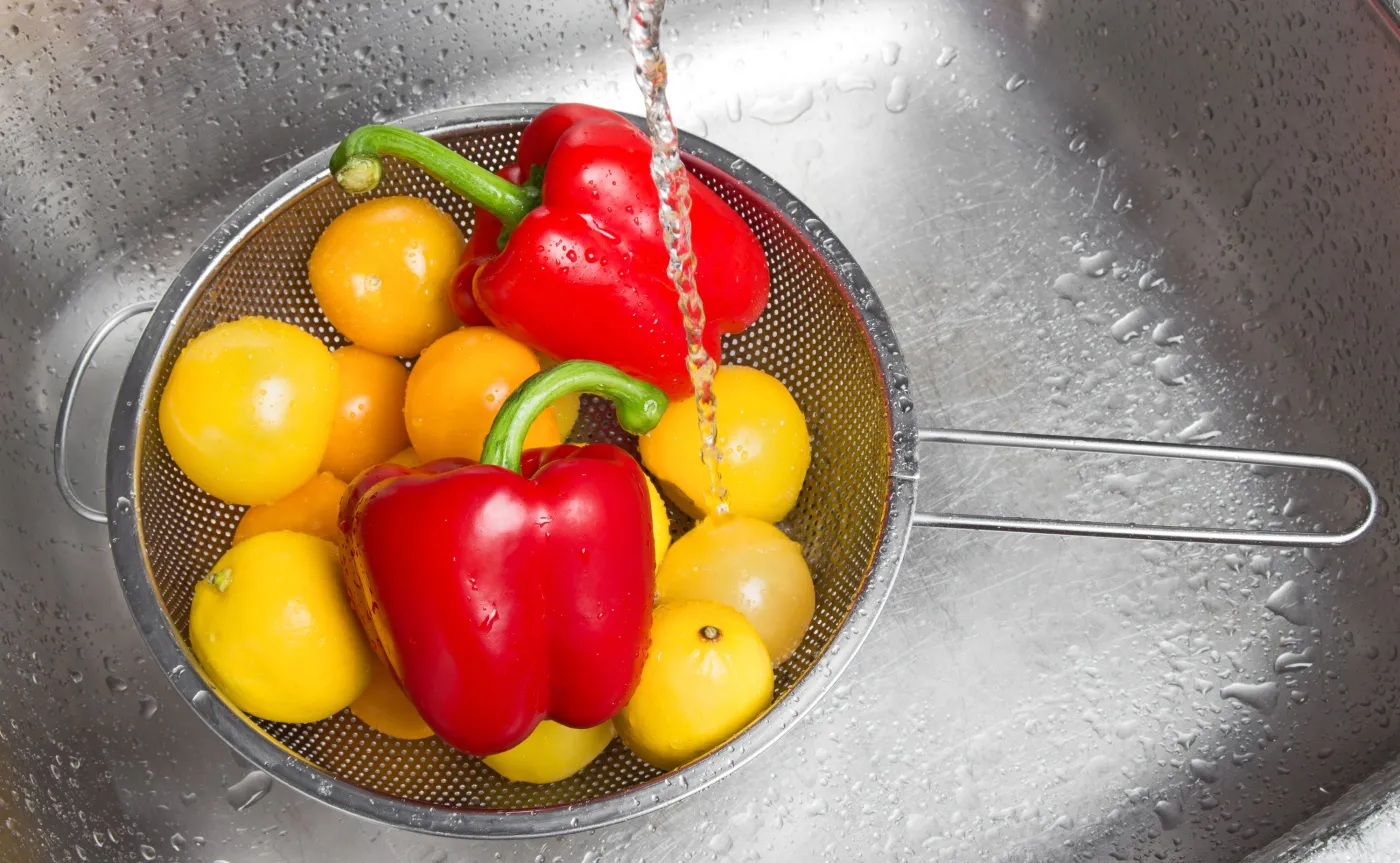 By pozbyć się pasożytów i chemii. Jak prawidłowo myć warzywa i owoce?