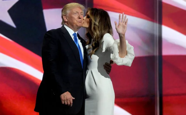 Melania głosuje, a tymczasem Donald Trump… Miliarder nie ufa żonie?