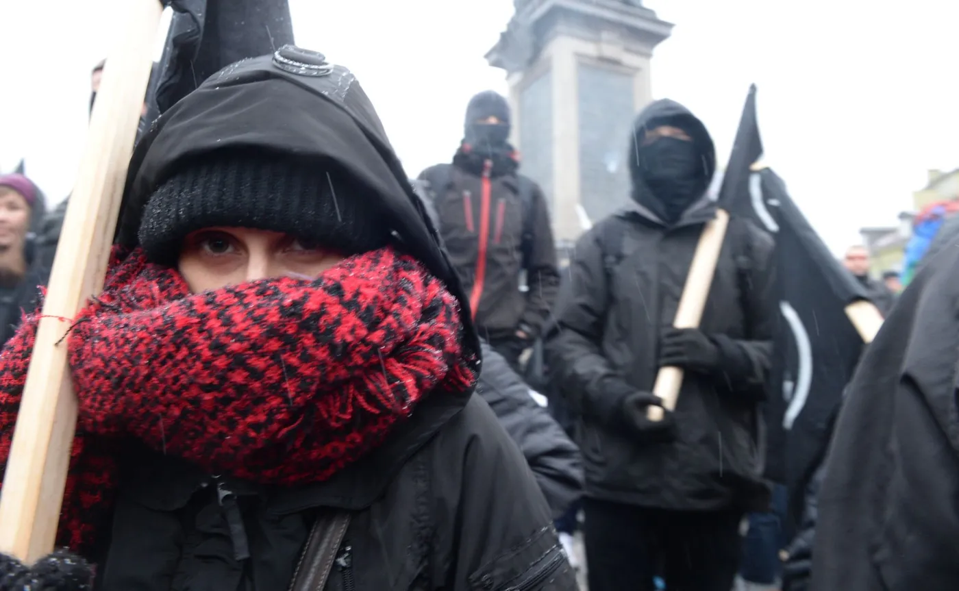 "Biała Polska tylko zimą". Marsz antyfaszystów w Warszawie [ZDJĘCIA]