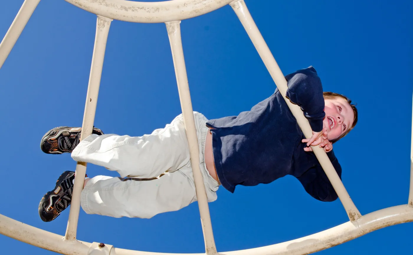 Dziecko na placu zabaw