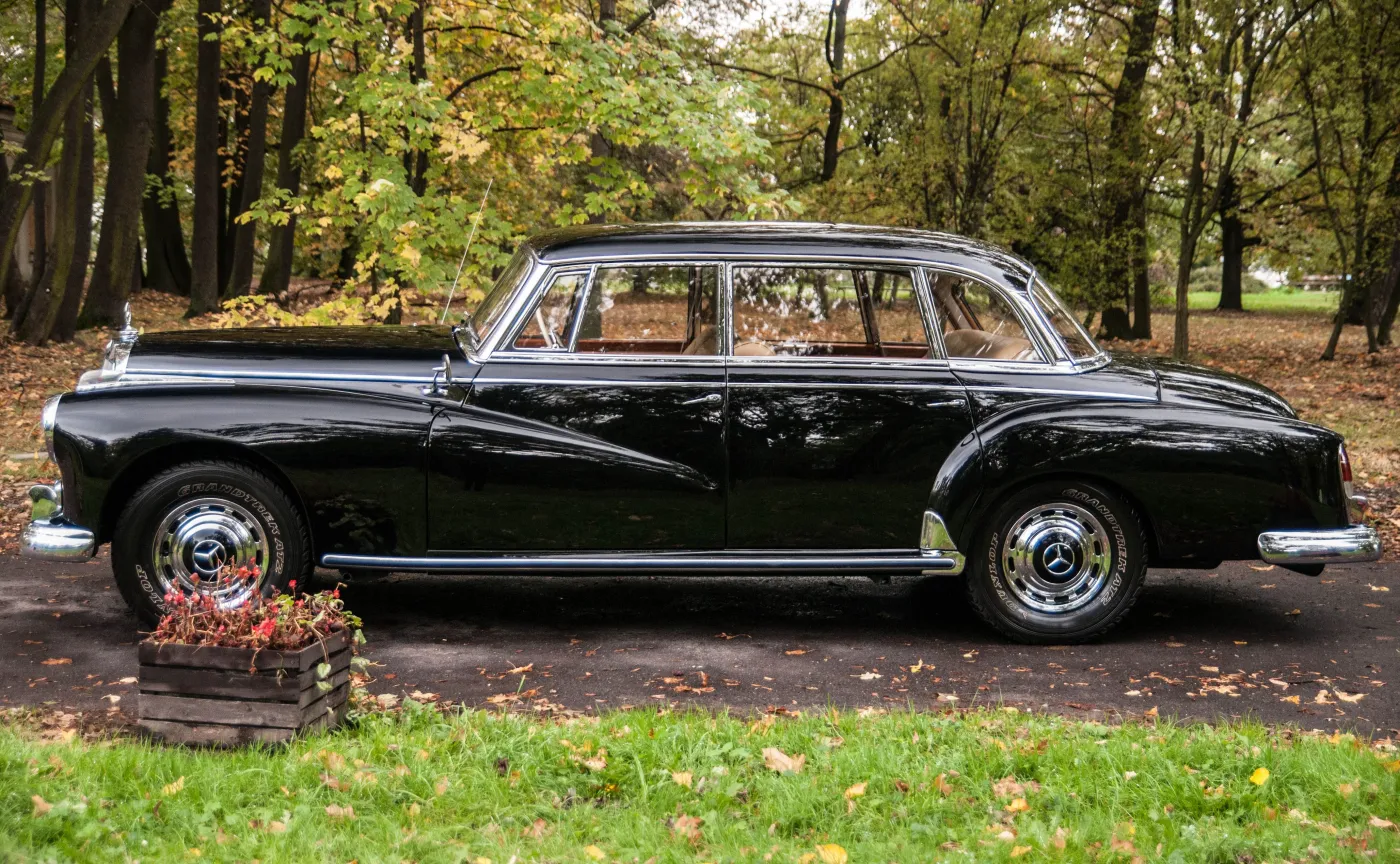 9697235-mercedes-300d-adenauer.jpg