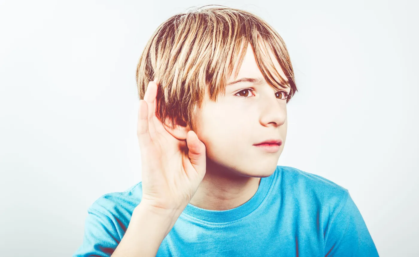 Chłopiec nadstawia ucha