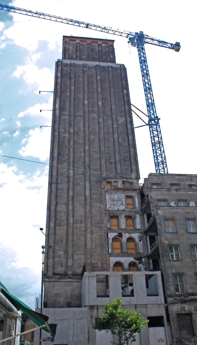 Była attyka, jest prosty gzyms. "Prudential staje się stylistyczną hybrydą"