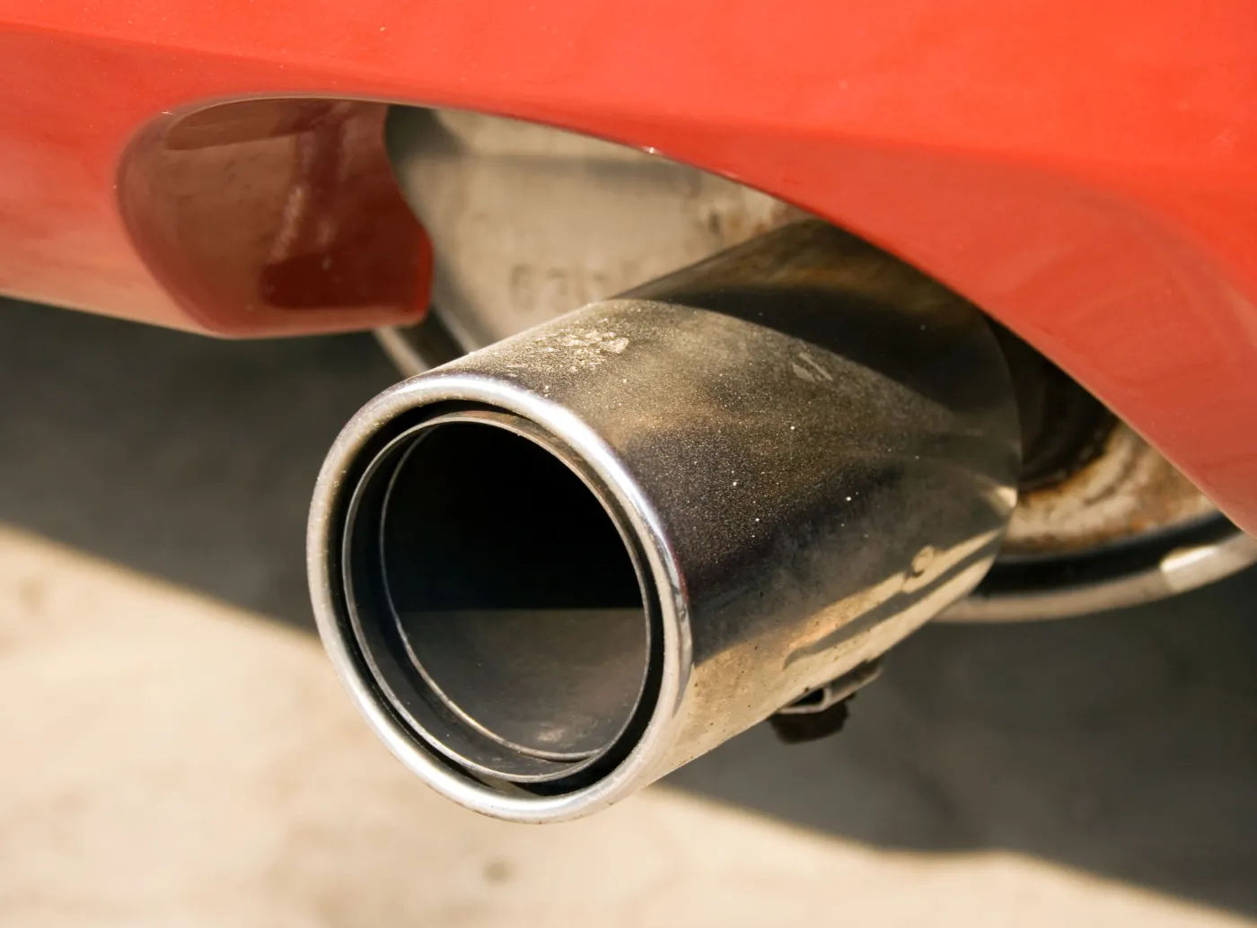 samochód wydech spaliny