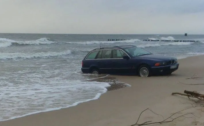 BMW na plaży w Mielnie