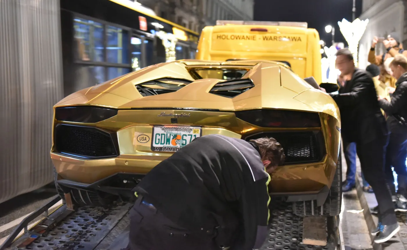 9751940-lamborghini-aventador.jpg