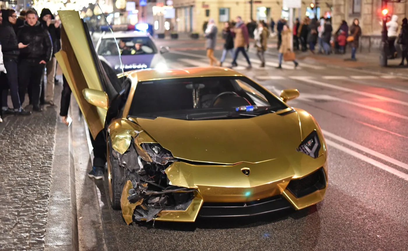 Złote lamborghini właściciela klubów Cocomo rozbite w Warszawie. "Kierowca nic sobie z tego wypadku nie robił" [ZDJĘCIA]