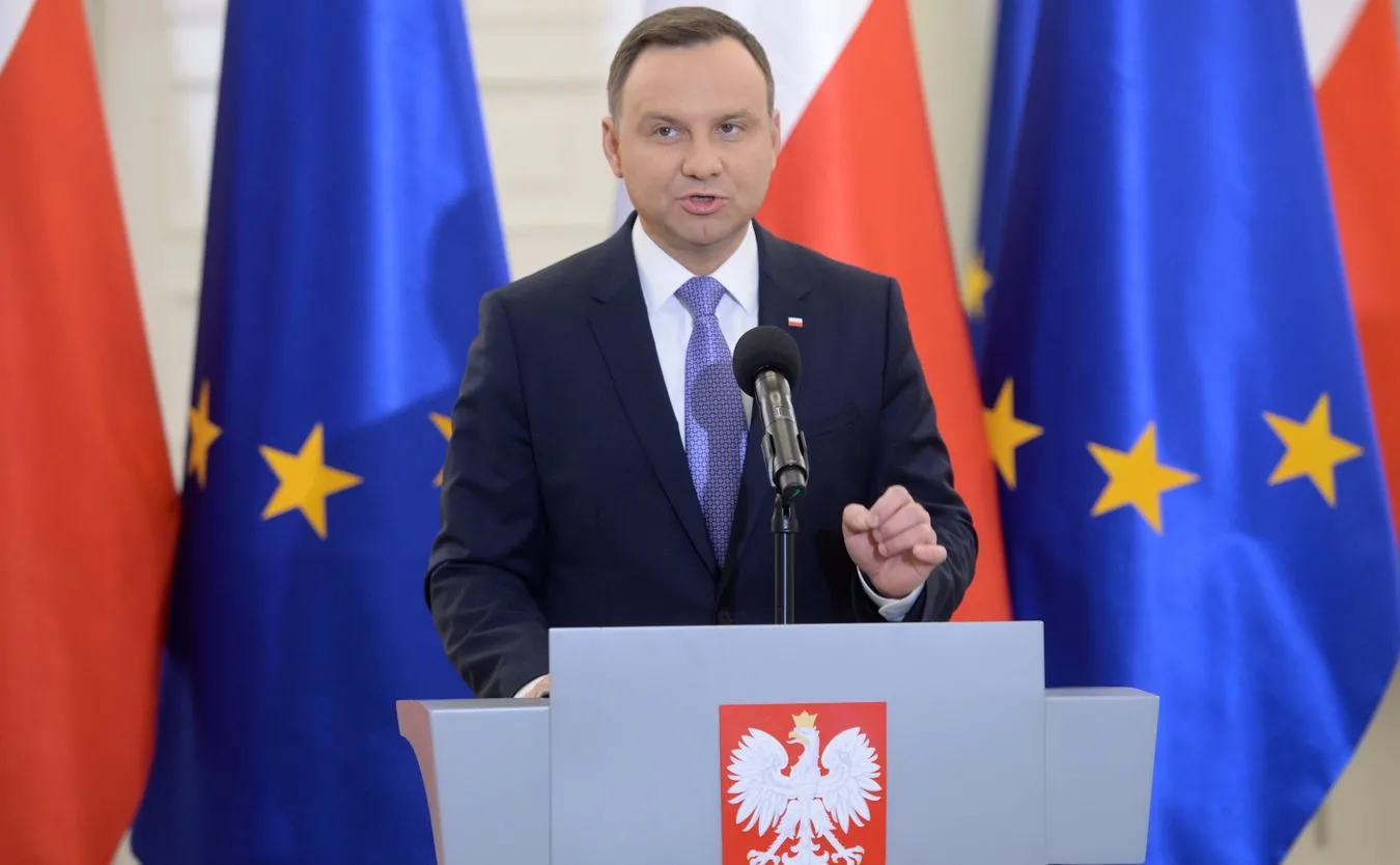 Prezydent podpisał reformę edukacji. Związkowcy podzieleni, protestujący rodzice rozczarowani