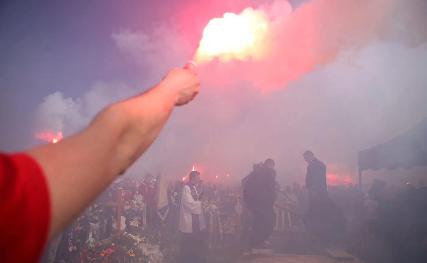 Knurów, 7 maja 2015 roku. Pogrzeb kibica z Knurowa, który zmarł po postrzeleniu gumowym pociskiem z policyjnej broni