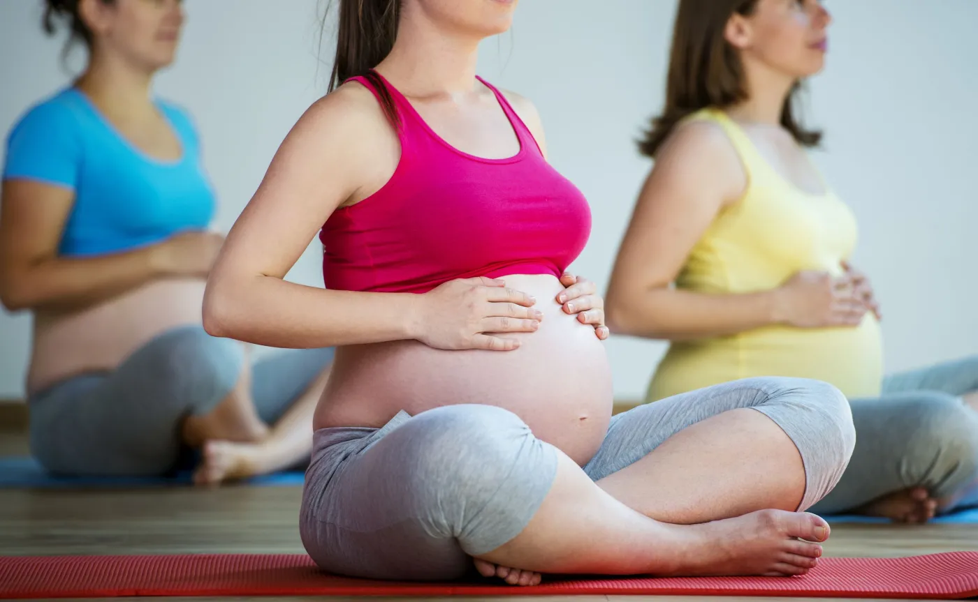 Kobiety w ciąży ćwiczą