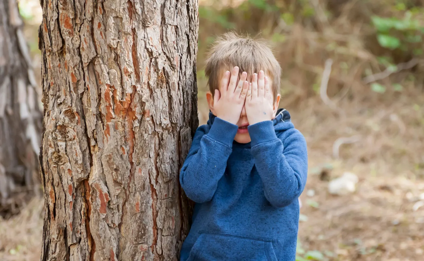 Dziecko zasłania oczy