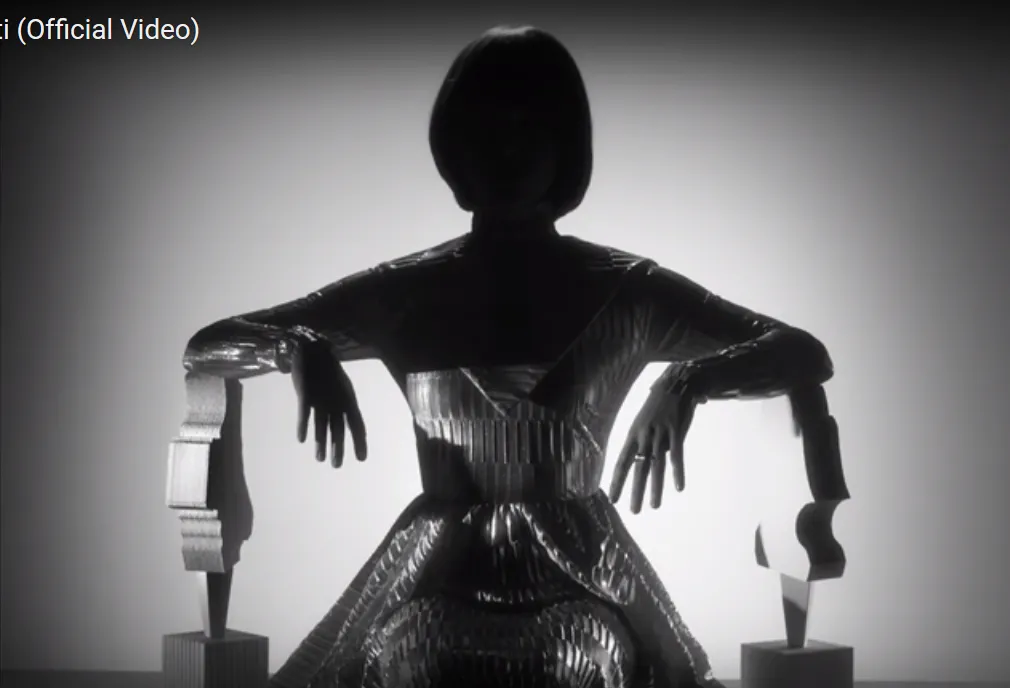 Kadr z teledysku "Haiti"