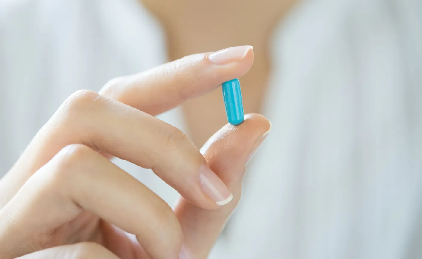 Kobieta trzyma kapsułkę