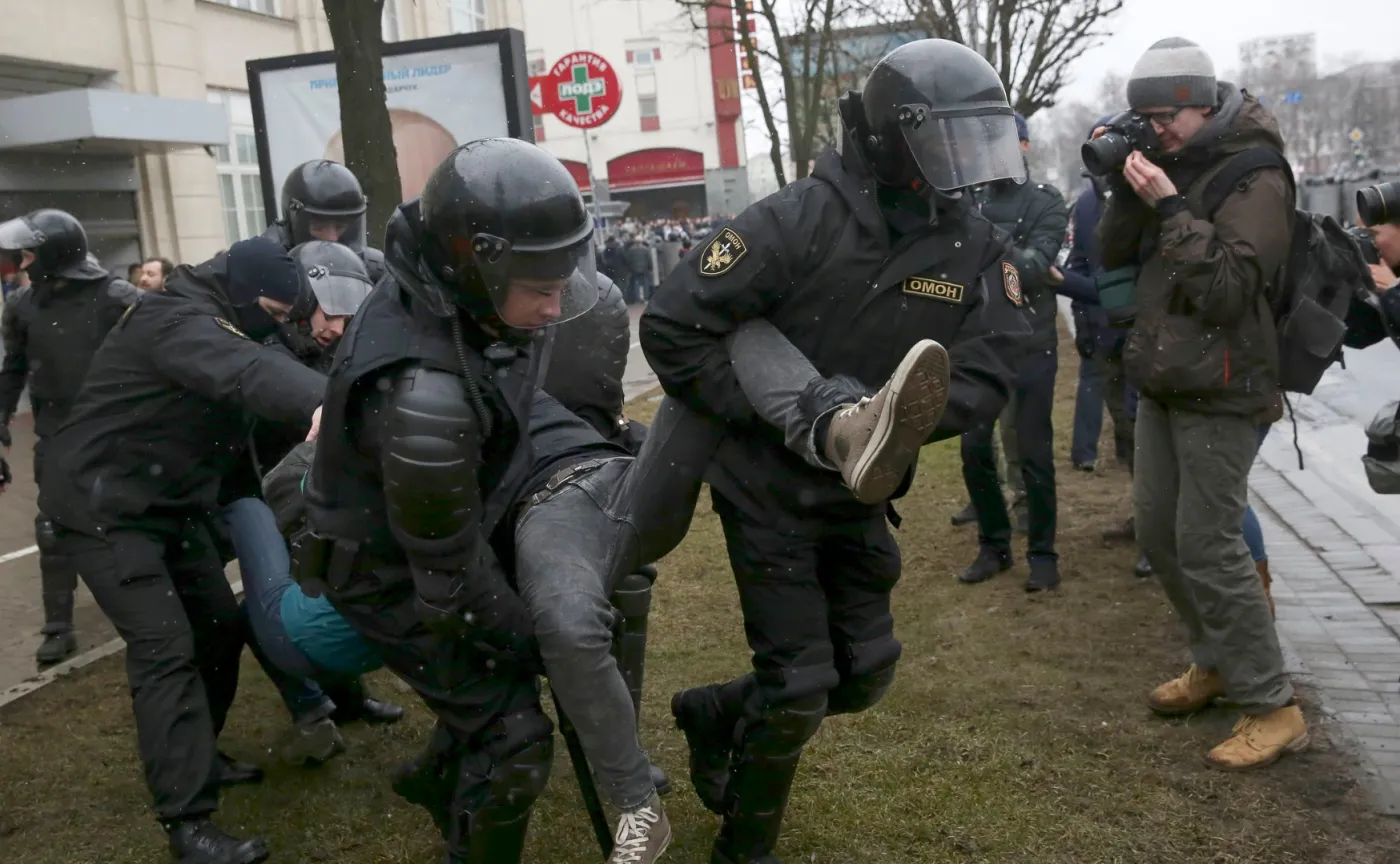 Białoruska milicja brutalnie stłumiła protest opozycji. Setki zatrzymanych w Mińsku
