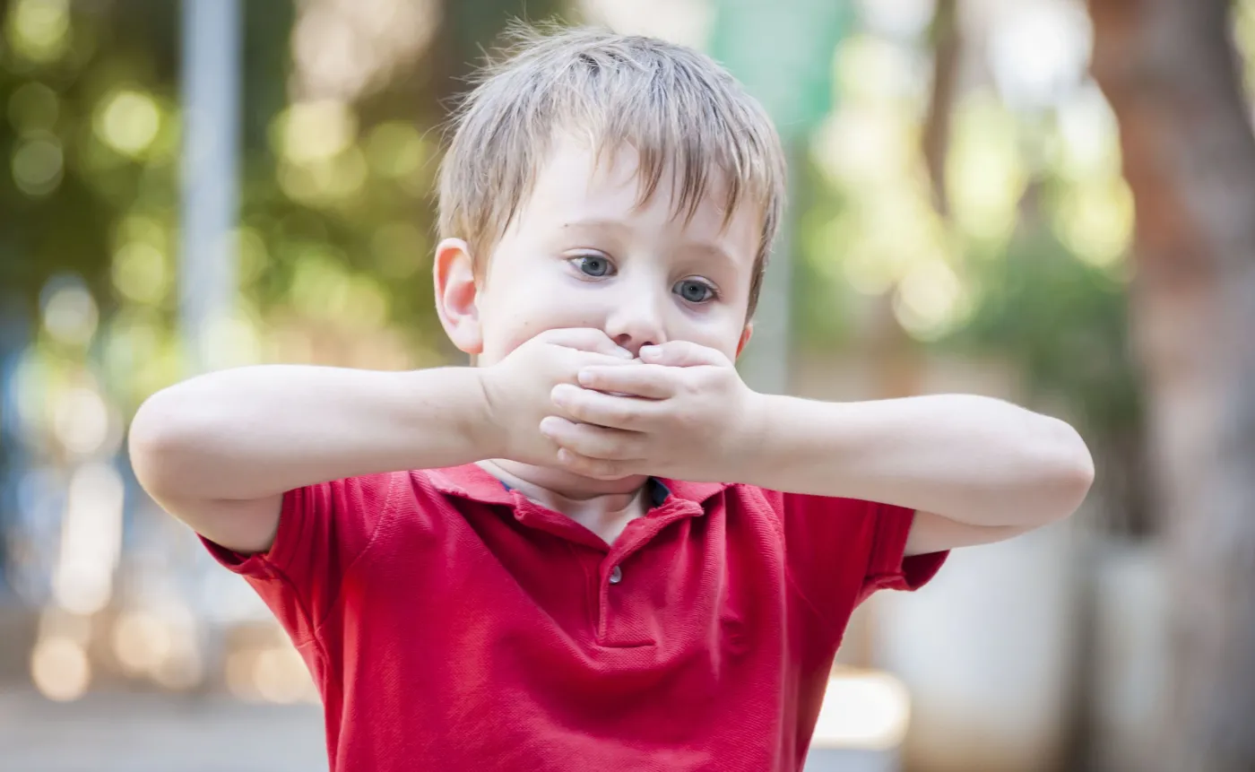 Dziecko zasłania usta