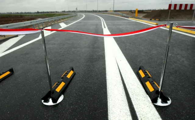 Podwójna linia ciągła zniknie z polskich dróg? Posłanka Nowoczesnej walczy o zmiany w oznakowaniu