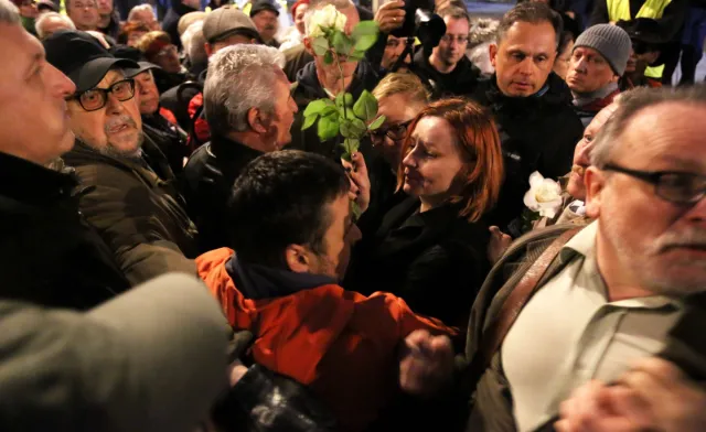 Incydent na miesięcznicy smoleńskiej. Były opozycjonista: Zostałem uderzony w twarz, ale nie zostałem pobity