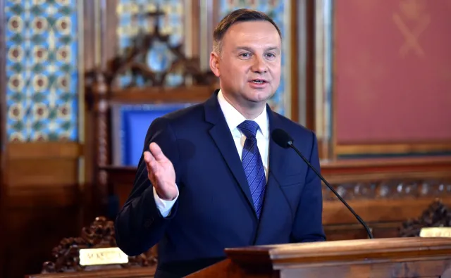 Żart Andrzeja Dudy z Emmanuela Macrona: Przekazuję mu pałeczkę pierwszeństwa, jeżeli chodzi o najmłodszego prezydenta w Europie