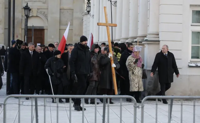 "Ręce precz od grobów" i "Nie dla kłamstwa smoleńskiego". W Warszawie upamiętniono ofiary katastrofy smoleńskiej