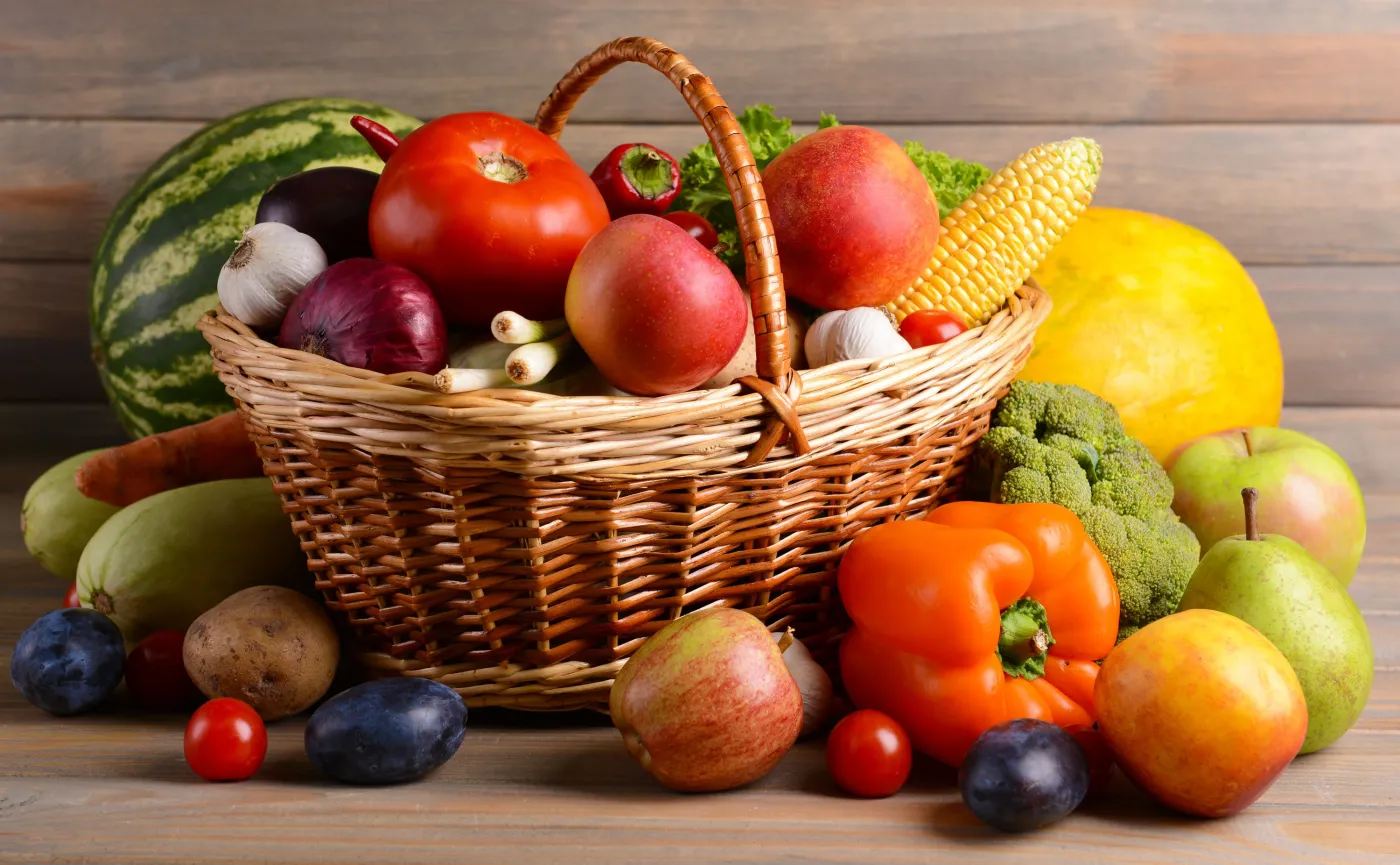 Owoce i warzywa w koszu