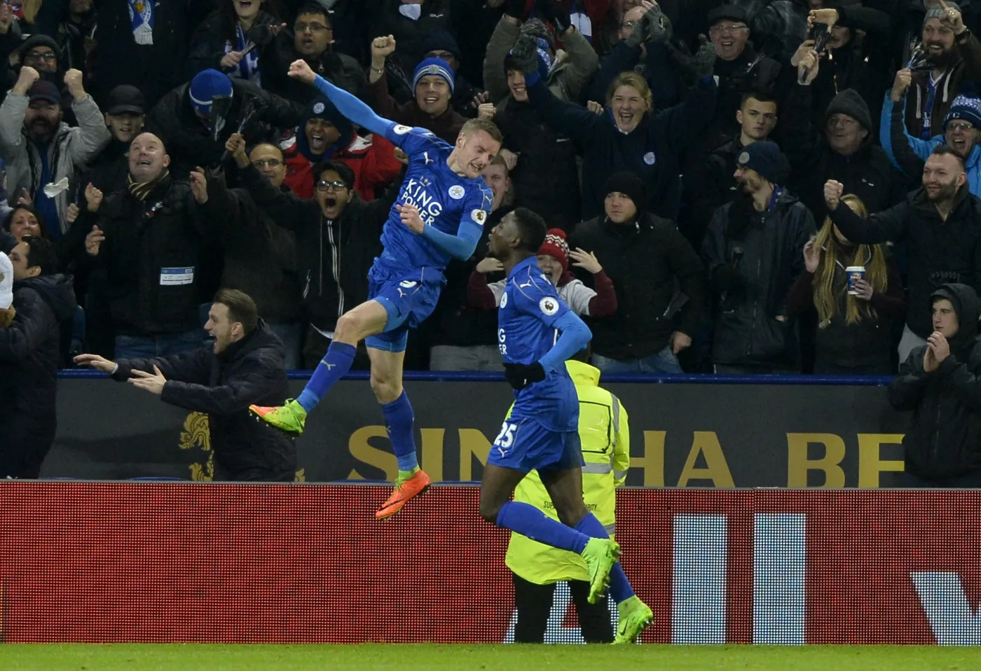 Jamie Vardy (w powietrzu)
