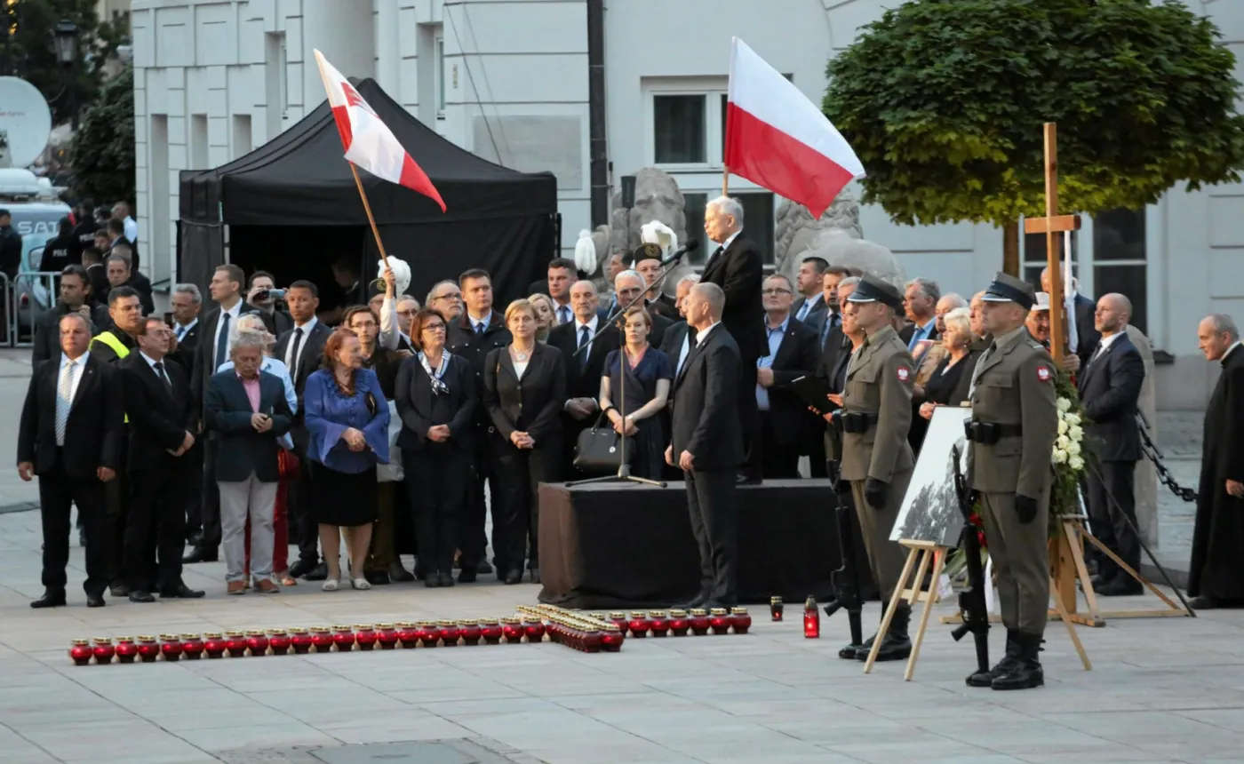 Ponad połowa Polaków zmęczona miesięcznicami. Więcej popiera kontrmanifestacje niż obchody PiS [SONDAŻ]