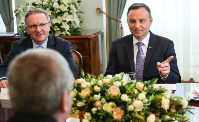 Prezydent toczy walkę o wyjście z przedpokoju