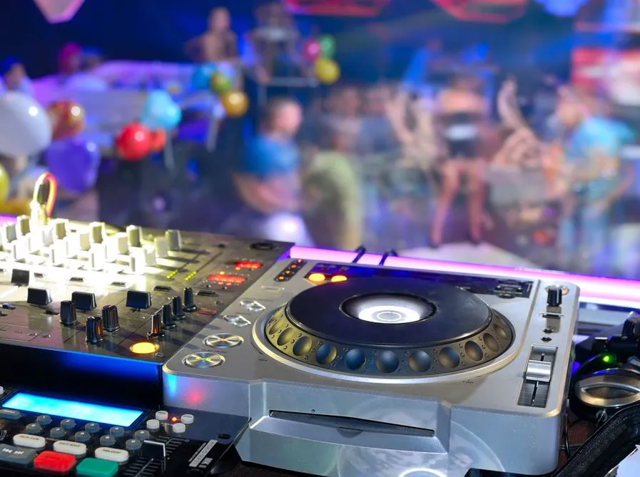 Wielka debata w stołecznym ratuszu. Z klubów zniknie selekcja?